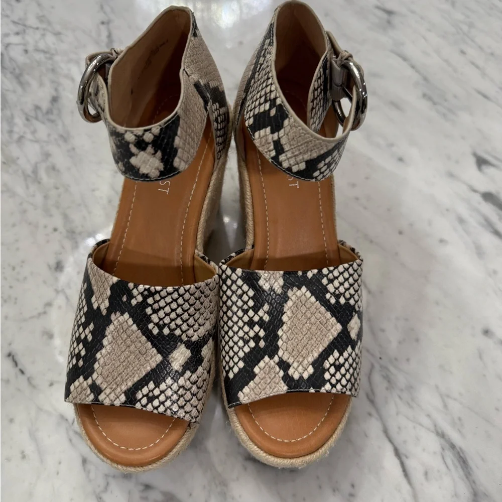NEW Nine West Snakeskin Black and Cream Wedges Size 7 - Picture 3 of 5